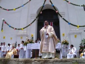 nuevo sacerdote se dirige a la feligresía